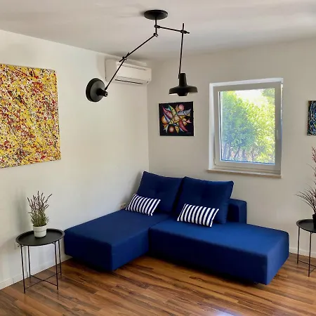 Private Pool And Mediterranean Garden Apt Mia